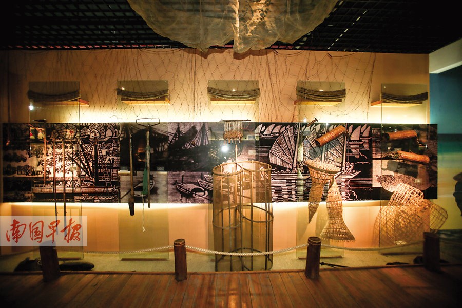 京族捕鱼工具.特有的"字喃"文化赏完了院落里的水彩画,记者走进主馆.