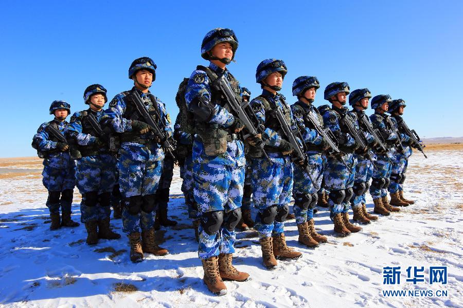 海军女陆战队员亮相塞北寒区练兵场