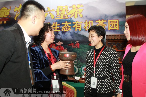 国家质检总局通关司副司长康玉燕(右二)在听取梧州茂圣六堡茶的介绍.