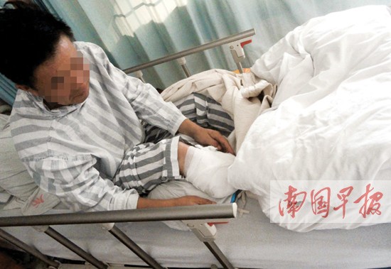 右腿截肢的杨先生在病床上.记者 何定坚摄