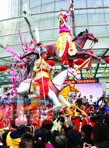 广西新闻网-当代生活报记者 李艺 4月2日,首届"三月三"壮乡歌圩在南宁