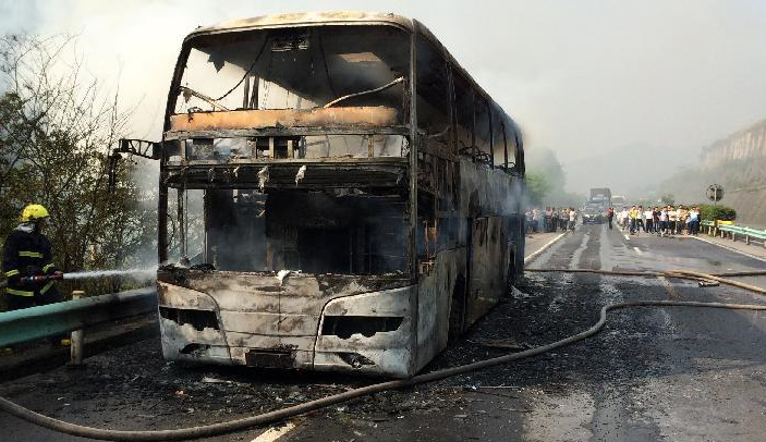 兰海高速桐梓境内大客车发生自燃 乘客成功撤离