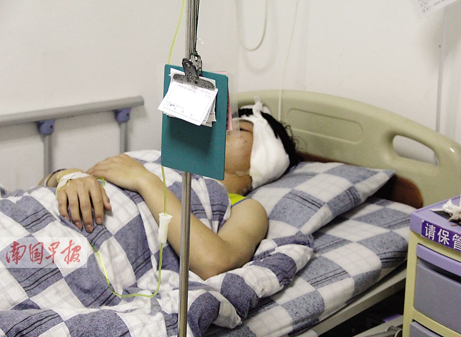 23日焦点:孕妇爬上20米高铁架想轻生