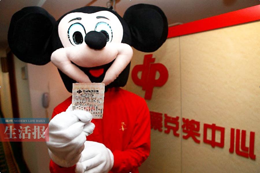 5月13日焦点图:司机撞人就跑