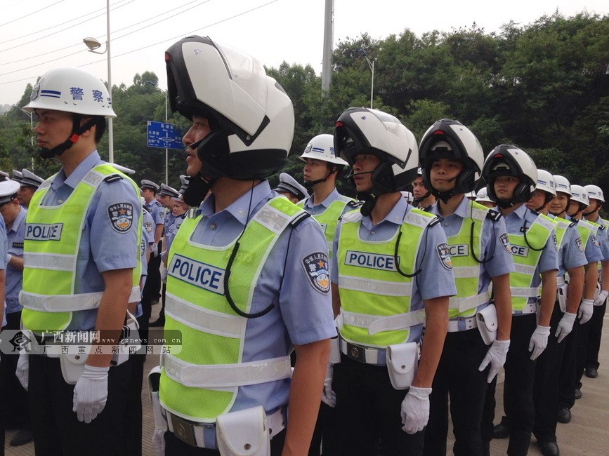 交警全面配枪图片