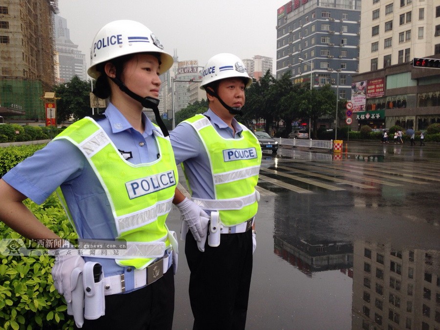 交警全面配枪图片