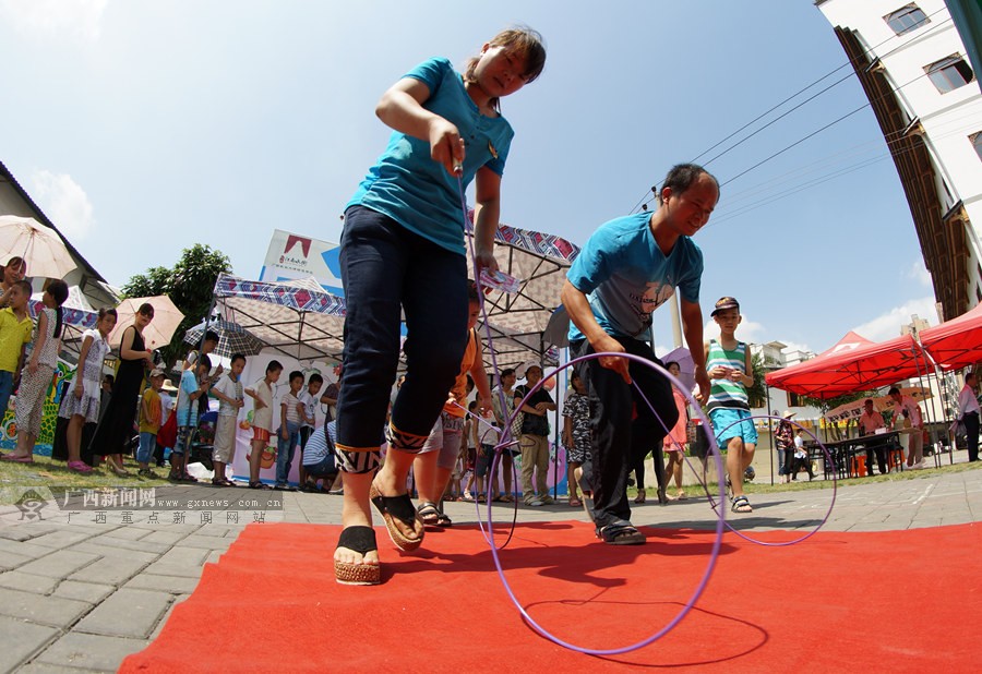 高清:滚铁圈跳房子竹蜻蜓 民间童玩节回忆旧时光(14/22)
