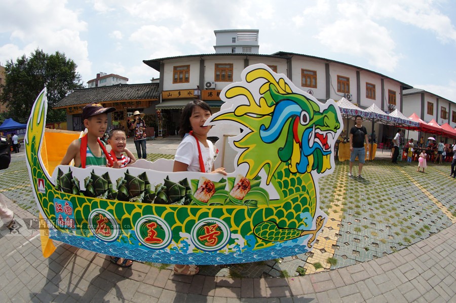 高清:滚铁圈跳房子竹蜻蜓 民间童玩节回忆旧时光(22/22)