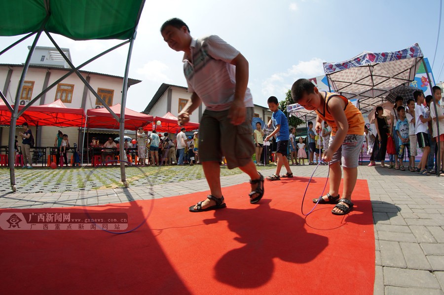 高清滚铁圈跳房子竹蜻蜓民间童玩节回忆旧时光1522