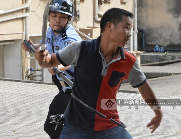广西新闻网记者周隆富  摄学生们在体验警用防割手套.