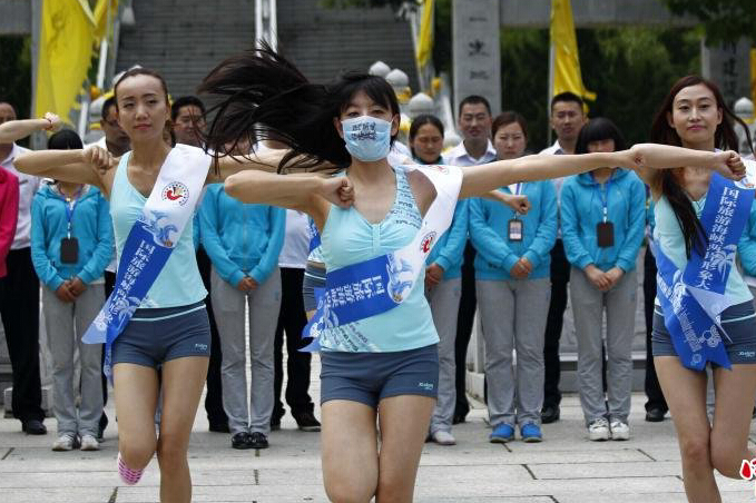 美女戴口罩"快闪"呼吁环保拒绝污染