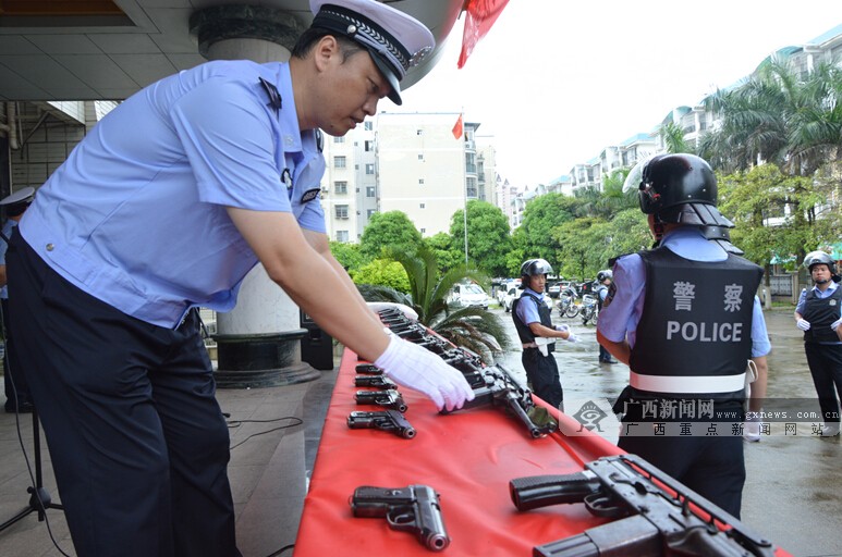 交警全面配枪图片