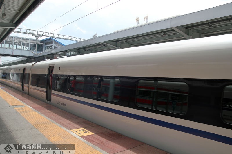 广西新闻网记者 李伟国摄图为高铁g530列车准备驶离柳州站.