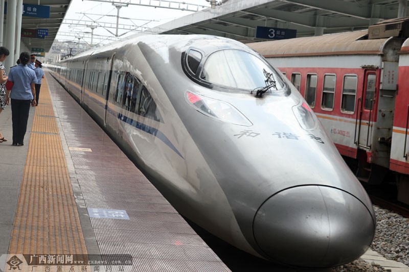 图为高铁g530列车准备驶离柳州站.