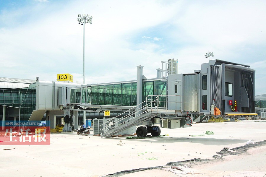 新航站楼的廊桥