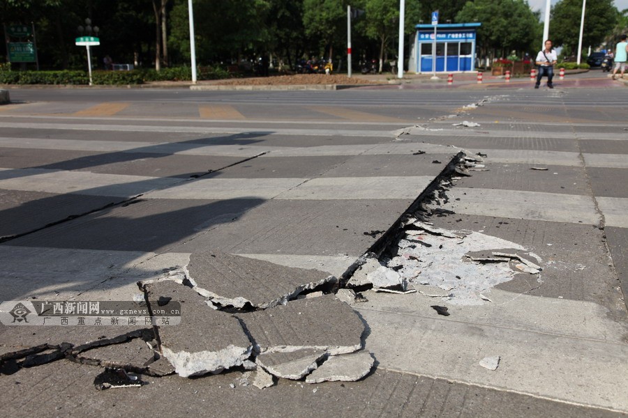 以为燃气管道爆炸 太热!暴晒致地面膨胀爆裂 (1/6)