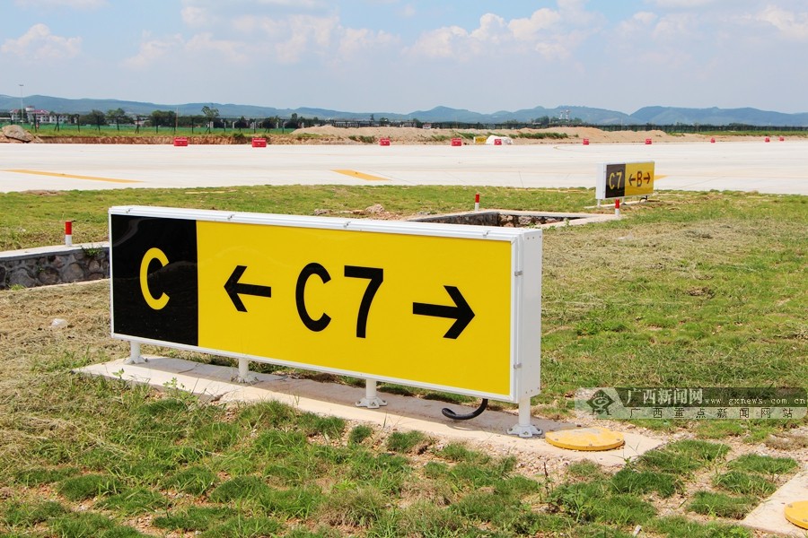 广西新闻网记者 杨郑宝摄南宁吴圩国际机场新建跑道,长3200米,宽45米.