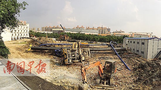 南宁一工地打桩灌浆机倒塌压翻吊车 幸无人员伤亡