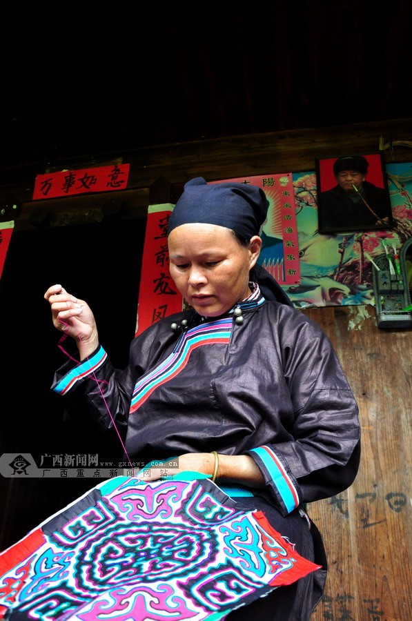 高清草苗妇女家中缝制百褶裙传统工艺世代相传