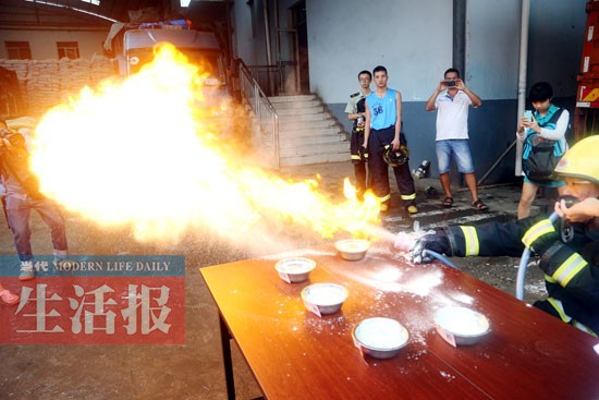 面粉吹成粉尘遇明火瞬间变火球 还有哪些"粉"会燃