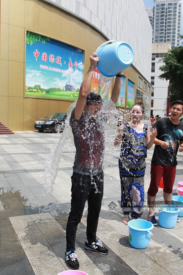 广西网络媒体人挑战冰桶 湿身献爱心 (7/8)