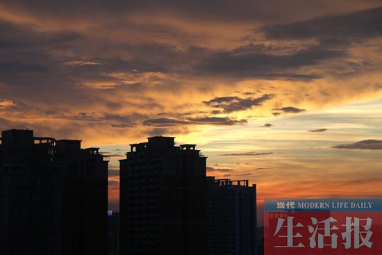 桂西桂南多阵雨其它多云 天空醉晚霞周末宜出游