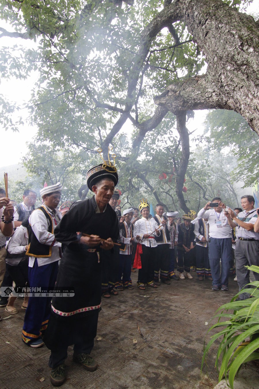 高清:"尝新节"仡佬族同胞祭拜神树跳八音舞-广西新闻图集