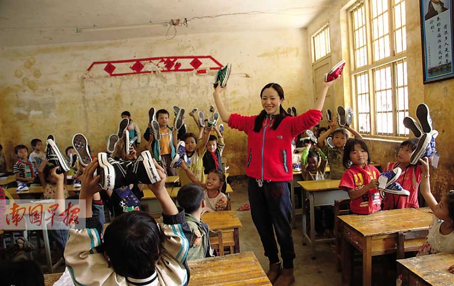女星江一燕多次赴巴马支教 与师生同吃同住(组图)