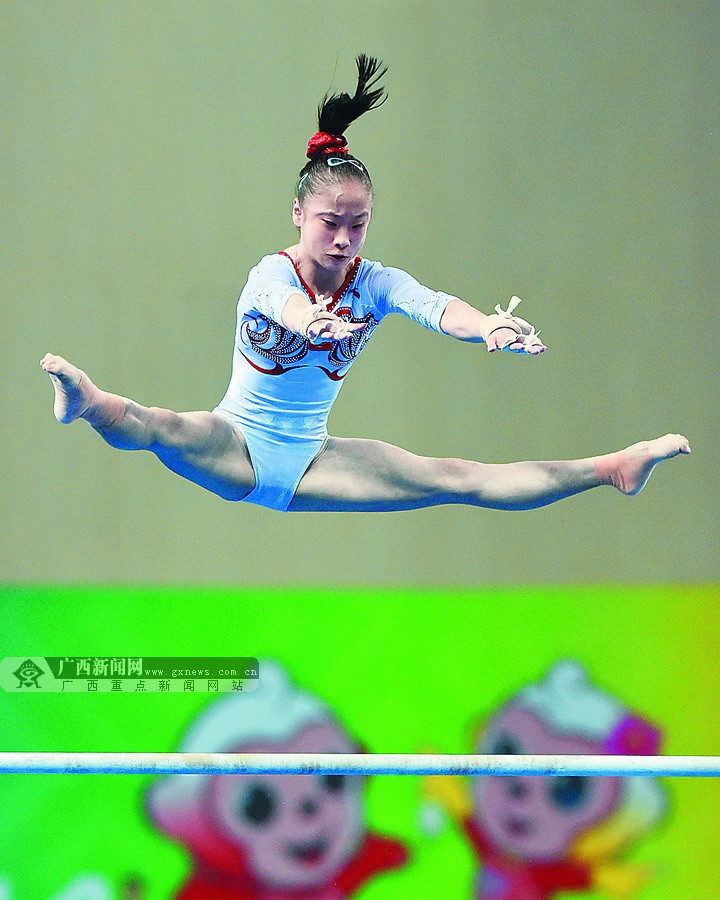 10月6日,中国队选手黄慧丹在高低杠的比赛中.