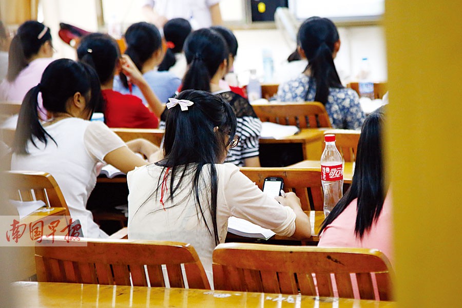高校学生上课玩手机现象普遍 你能忘手机专心听课