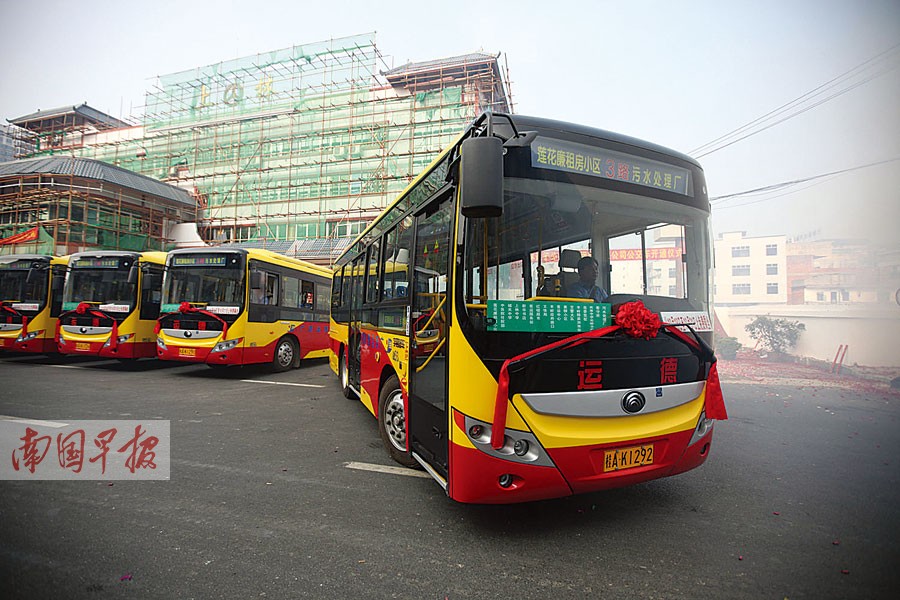 10月18日,上林县的街道上出现了12辆崭新的空调公交车.