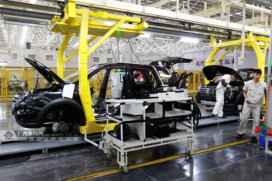 高清:全国重点网络媒体记者探访东风柳汽生产基地(5/11)
