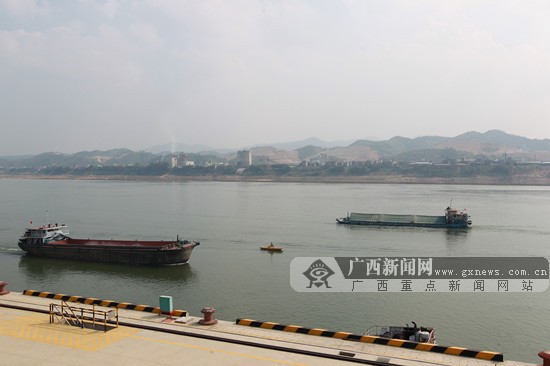 船舶来来往往的西江航道.