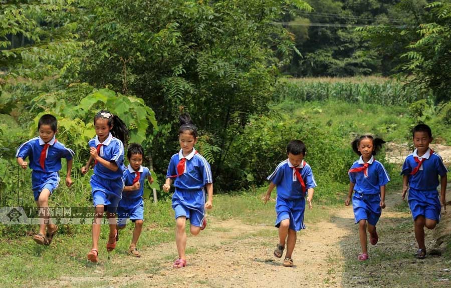 脸谱:山区微小学里的爱心坚守