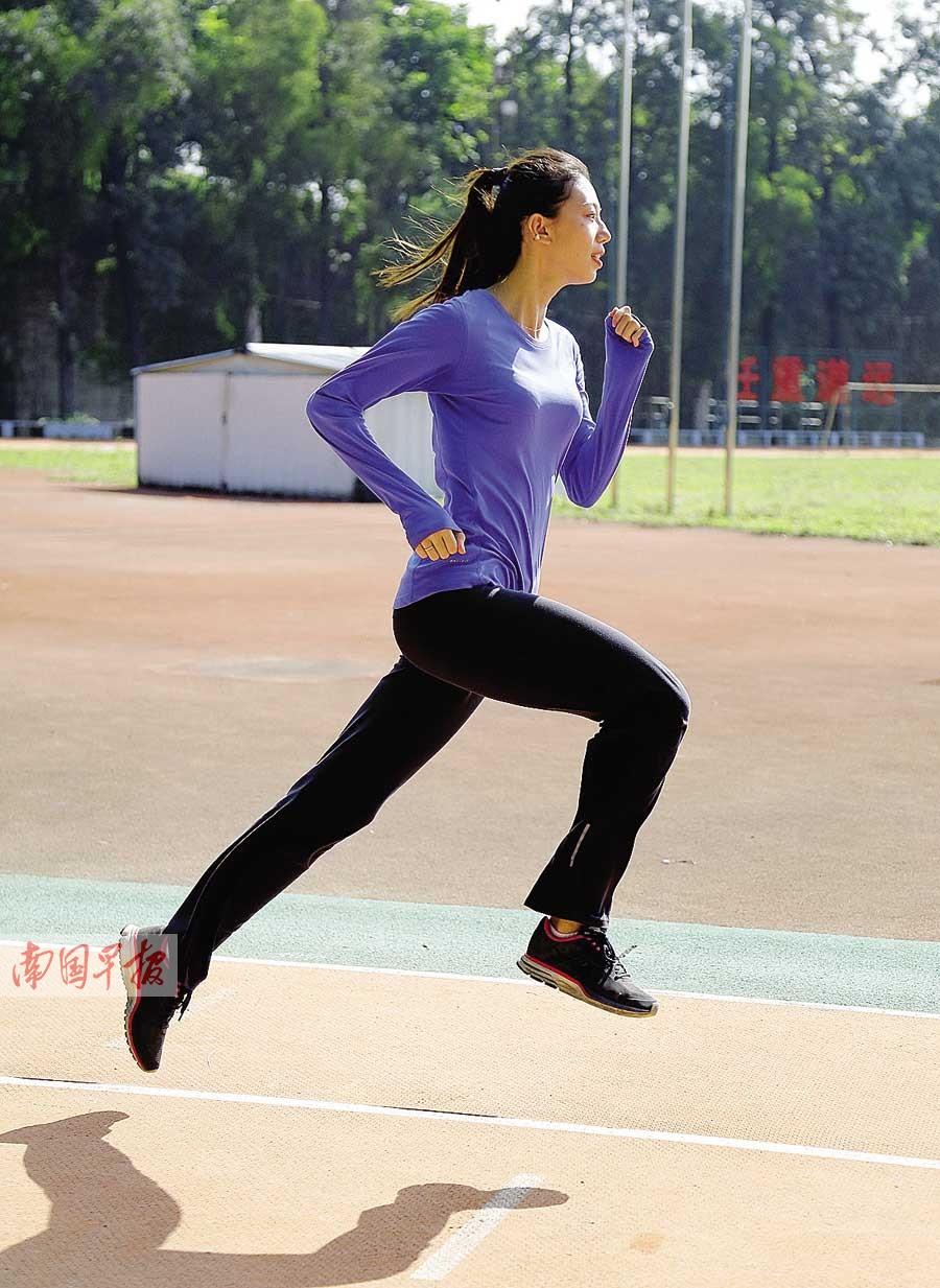 田径美女教你简单瘦腿妙招:小腿粗壮可站立踮脚尖