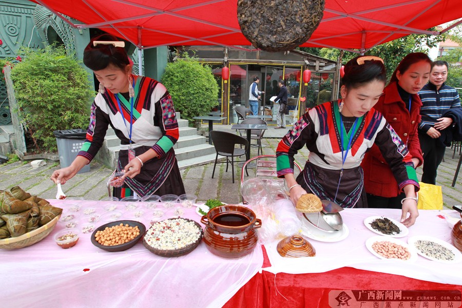 两位来自龙胜的瑶族妹子在打油茶.广西新闻网记者 邓昶摄