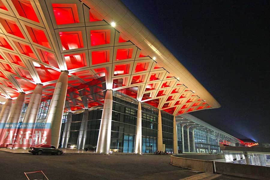 高清图集:灯火下的南宁火车东站 愈夜愈美丽