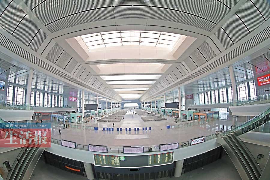 多个站口可进站按指示牌入站     南宁火车东站站房由地上站台层