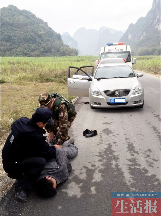 毒贩驾车欲撞警车 缉毒民警果断举起冲锋枪(图)