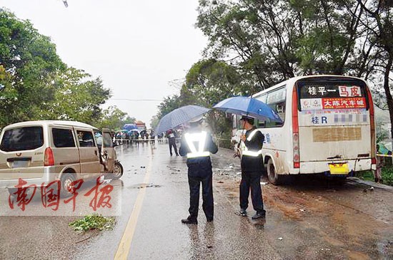 村民開面包車奔喪途中遇車禍致3死4傷 事發桂平