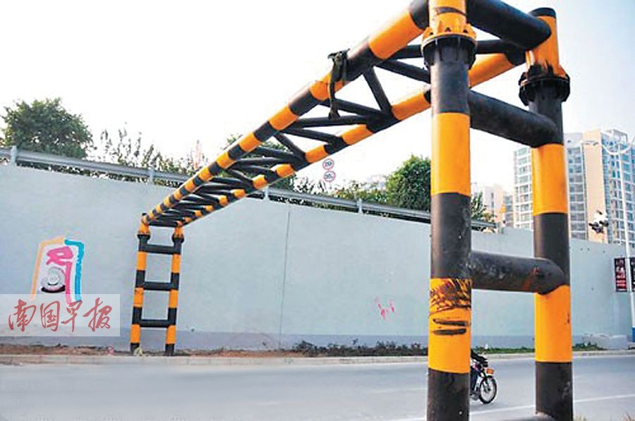 司机预判不足大货车"拔"起限高架 事发北海(图) (4)