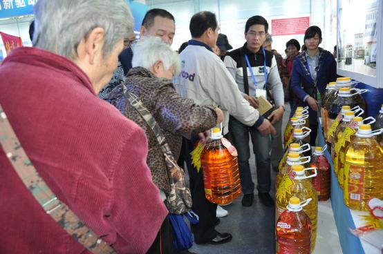 中粮食用油深受广大市民喜爱.钟俊洁 摄