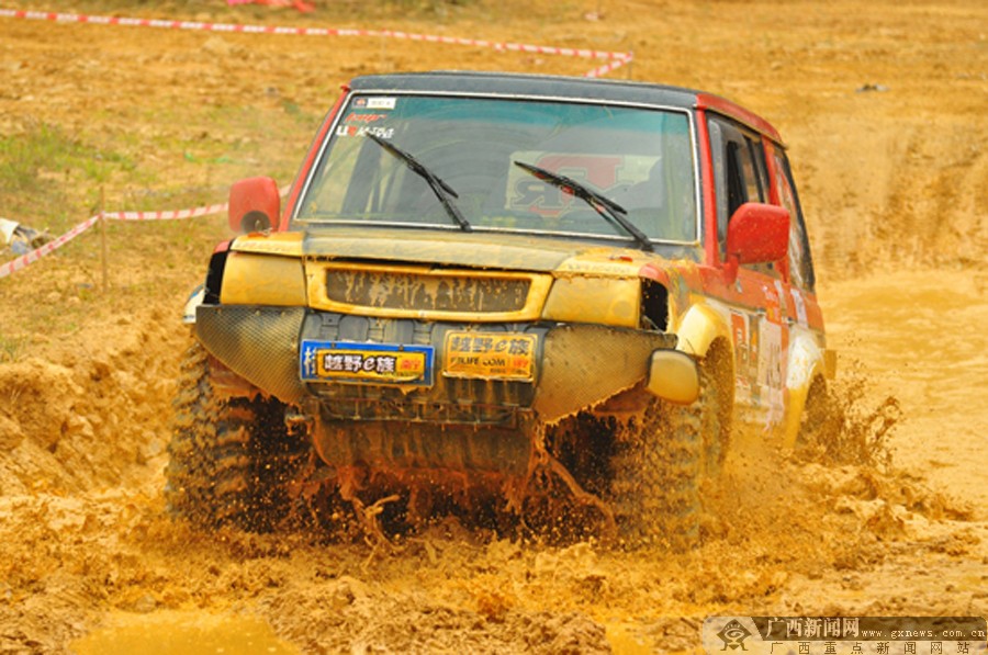 南宁越野车障碍挑战赛在南宁火热开赛享赛车盛宴