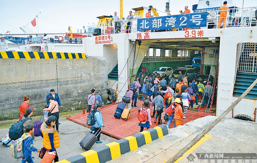 1月26日,在北海國際客運港碼頭,客運船隻通過相關部門春運安檢後即將