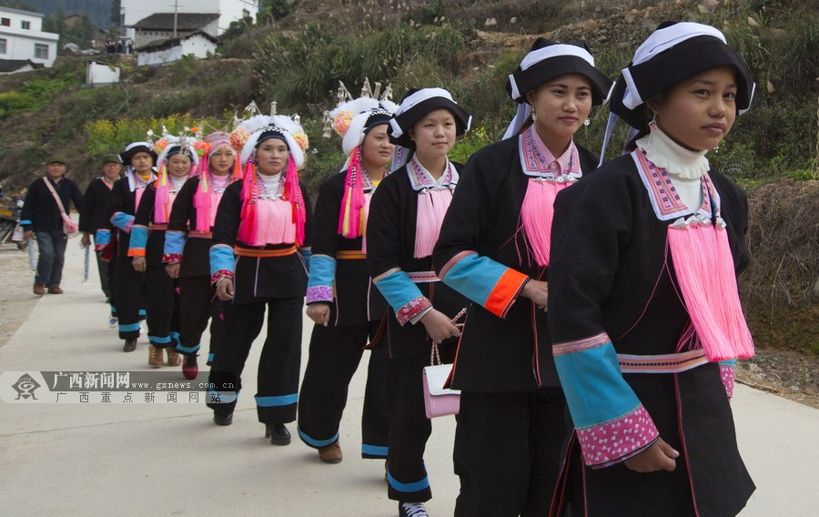 高清:凌云蓝靛瑶寨举行一场传统婚礼 婚俗有特色