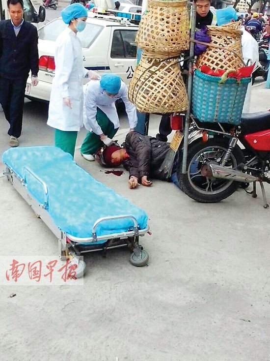 合浦一菜农送菜途中倒地呕血不止 警民爱心接力