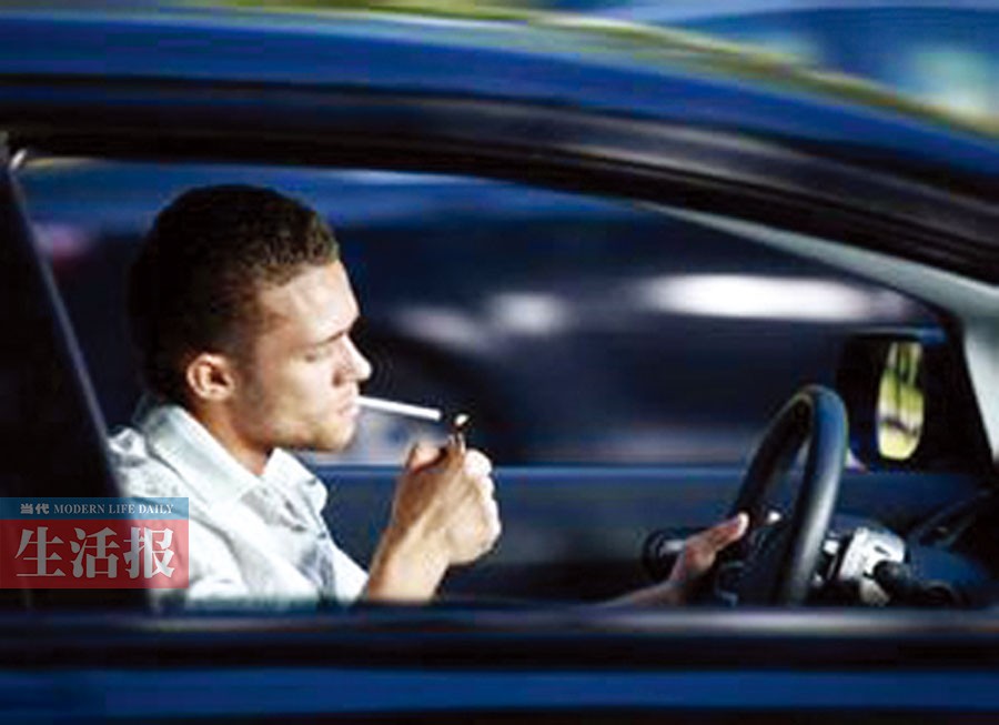 开车7大危险动作你犯了几条?不以为然其实很危险