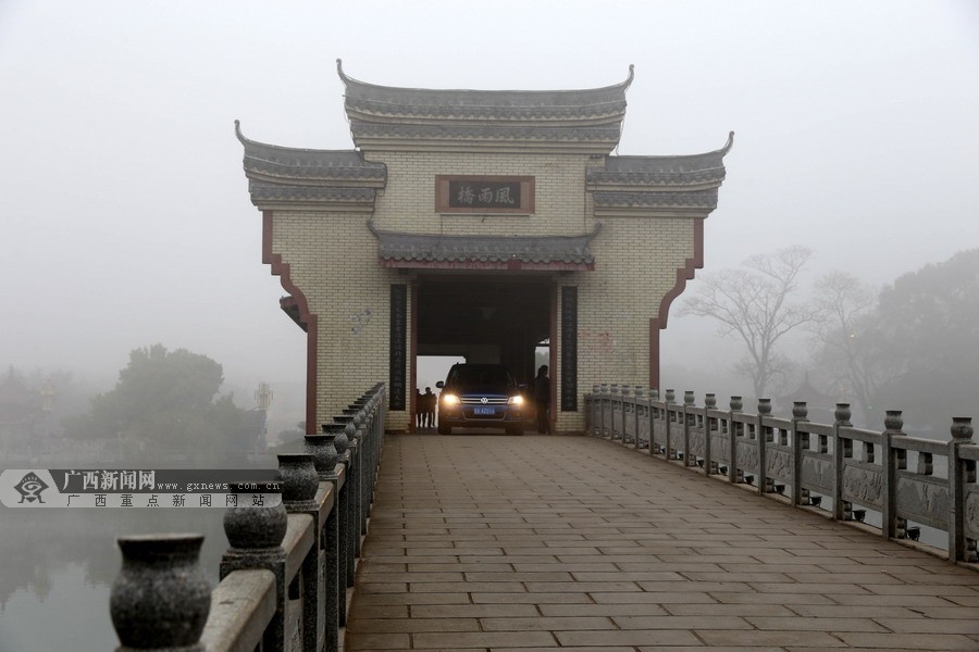 高清:富川大雾笼罩风雨桥 八旬老人叹从未见过