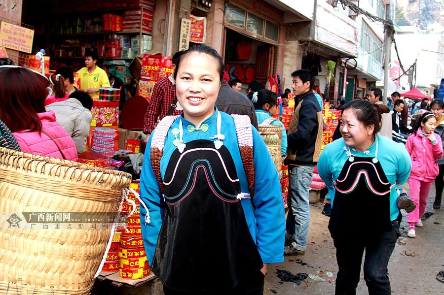 高清广西隆林高山汉族赶年集买年货延续纯朴民风
