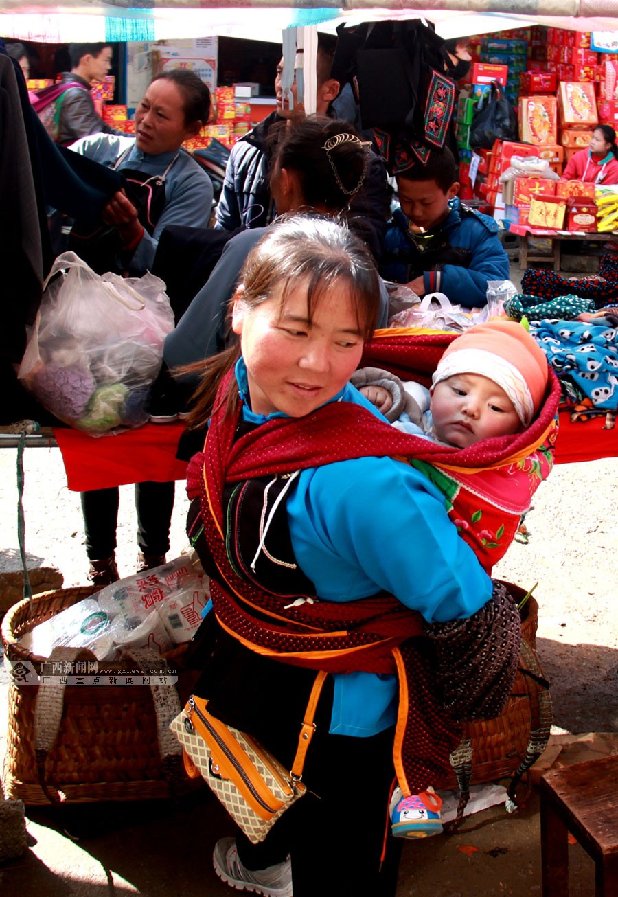 高清:广西隆林高山汉族赶年集买年货延续纯朴民风 (39/39)